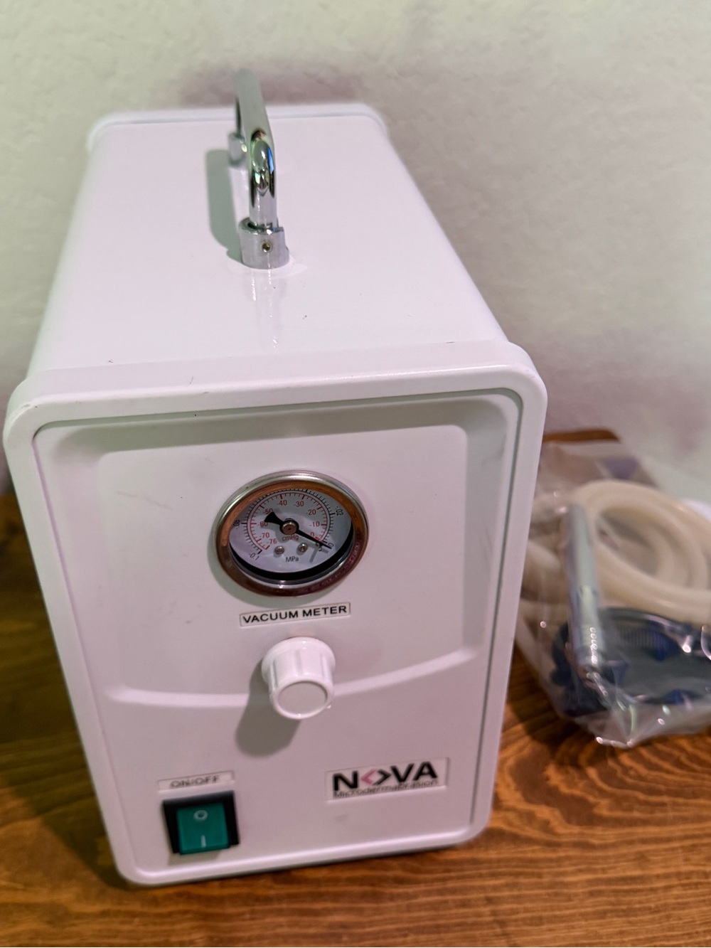 Nova White Portable Vacuum Meter Device